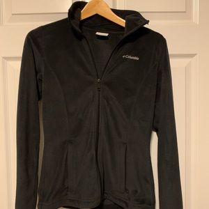 black fuzzy Columbia zip up🖤
